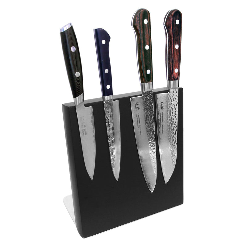 Dorre Veitsimagneetti Musta pöytämalli, jossa neljä erikokoista veistä kiinnitettynä, tyylikäs ja käytännöllinen veitsien säilytysratkaisu.