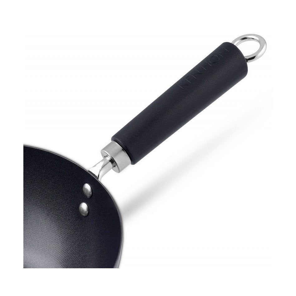 Ken Hom non-stick wok - Pieni mutta tehokas 20 cm wok, ergonominen kahva ripustuslenkillä helpottaa säilytystä ja käyttöä.
