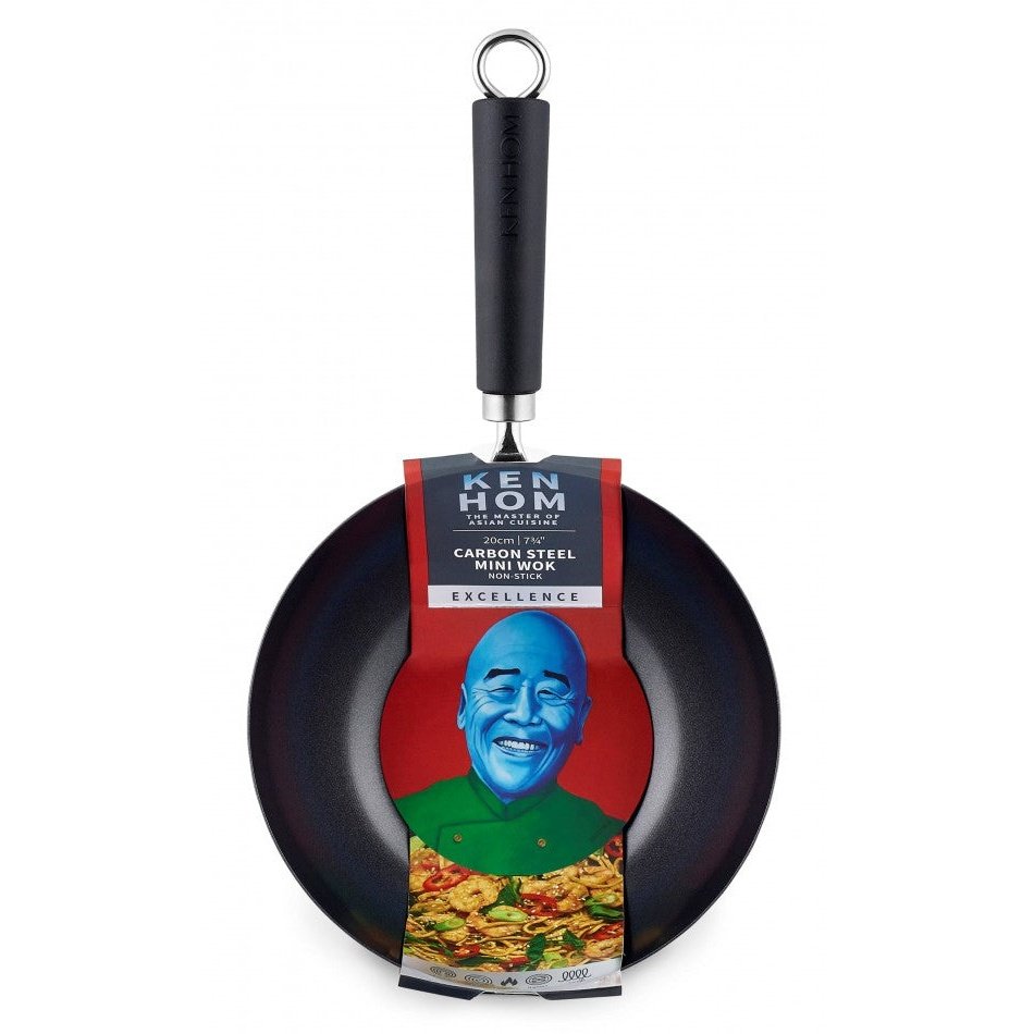 Ken Hom non-stick wok - Pieni mutta tehokas 20 cm wok, tuotepakkaus värikkäällä etiketillä ja Ken Homin kuvalla houkuttelee ostajia.
