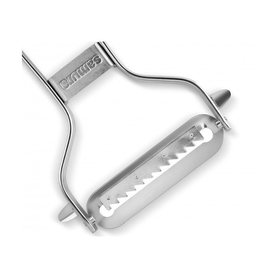 Lähikuva Samura Skinner Julienne Kuorijan sahalaitaisesta liikkuvasta terästä, joka mahdollistaa tarkan ja vaivattoman kuorinnan.