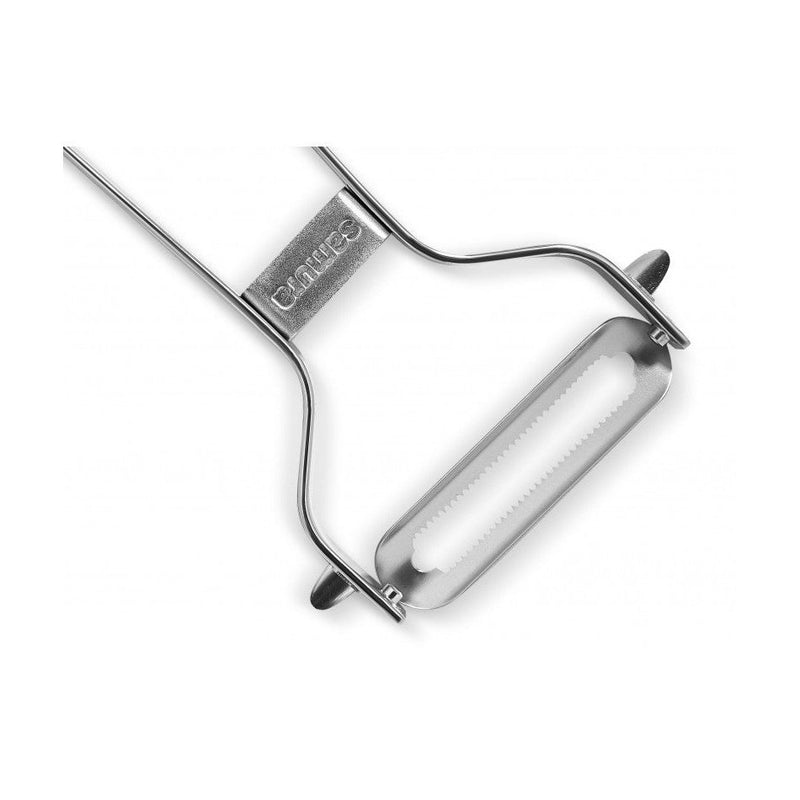 Lähikuva Samura Skinner kuorijan hammastetusta terästä, suunniteltu pehmeiden vihannesten ja hedelmien tarkkaan kuorimiseen.