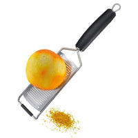 Westmark mikroteräraastin raastamassa appelsiininkuorta, tarkka ja turvallinen raastin sitrushedelmille ja mausteille.