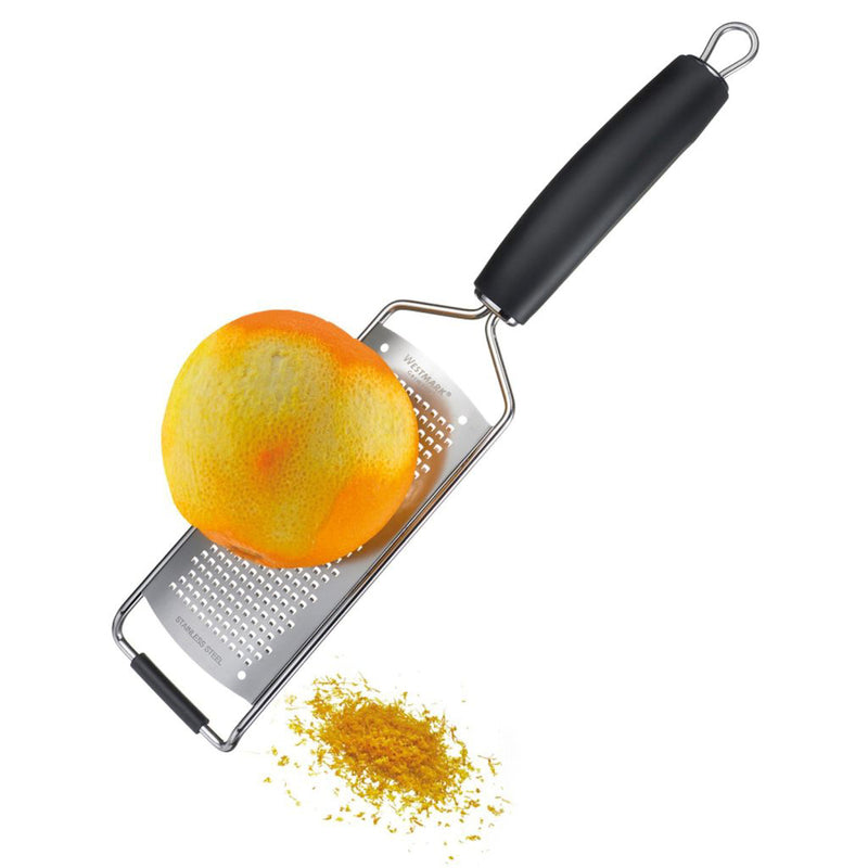 Westmark mikroteräraastin raastamassa appelsiininkuorta, tarkka ja turvallinen raastin sitrushedelmille ja mausteille.