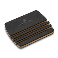 Victorinox leikkuulaudan teline kolmelle leikkuulaudalle, musta ja ruskea yhdistelmä, konepesun kestävä ja kompakti muotoilu.