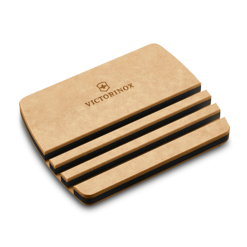 Victorinox Teline kolmelle leikkuulaudalle - Leikkuulautateline ruskeasta paperikomposiitista, urat kolmelle 6 mm laudalle.