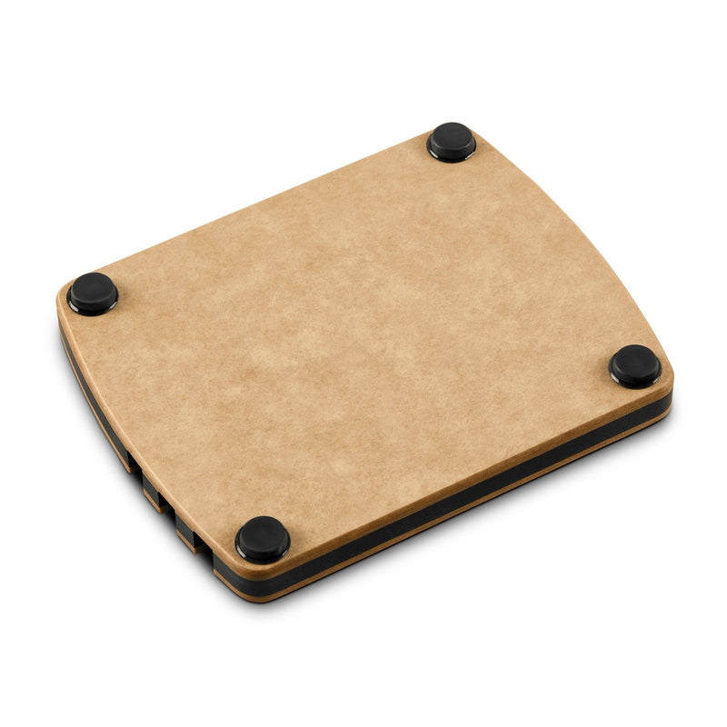 Victorinox leikkuulautatelineen pohja, jossa neljä liukuestetassua vakaata käyttöä varten keittiössä.