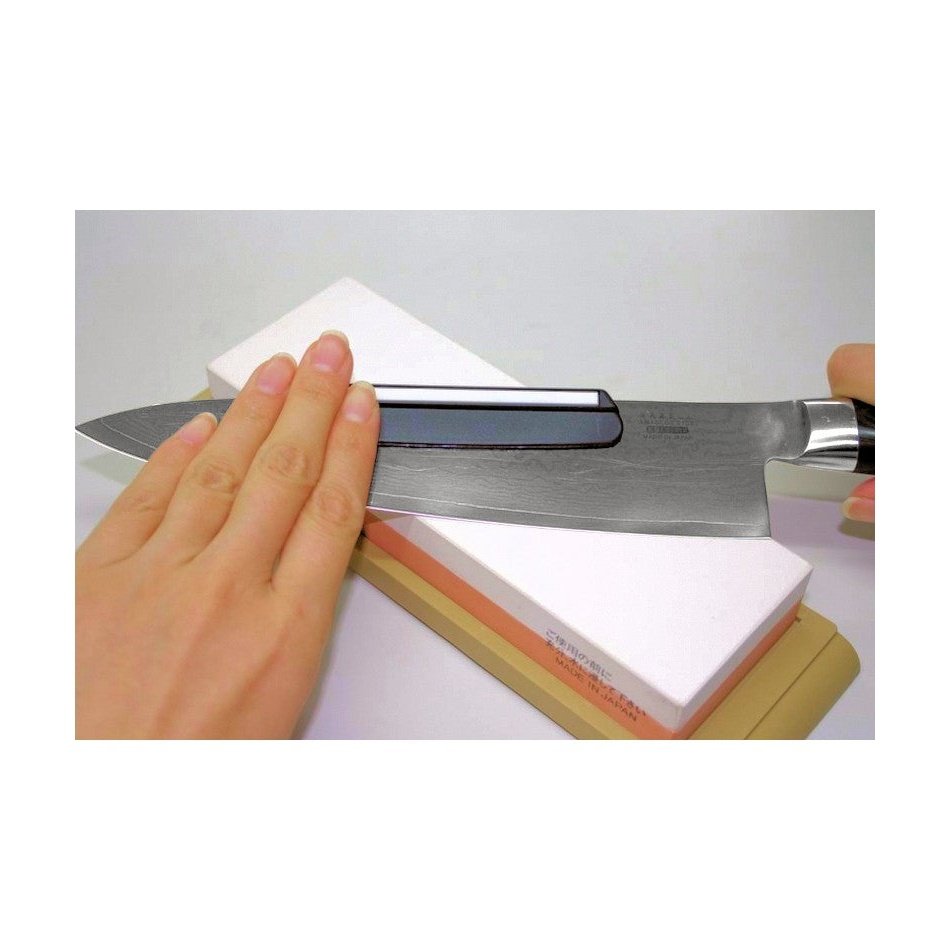 Yaxell Teroituskivi 3000/8000 - Tehokas Japanilainen Kivi käytössä veitsen teroitukseen kulmaohjaimen avulla. Tarkka ja helppokäyttöinen teroitusratkaisu.