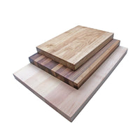 Kolme erikokoista puista leikkuulautaa, keskimmäinen on Leikkuulauta 25x35 cm - Puinen keittiöalusta pähkinäpuusta, tyylikäs ja monikäyttöinen.