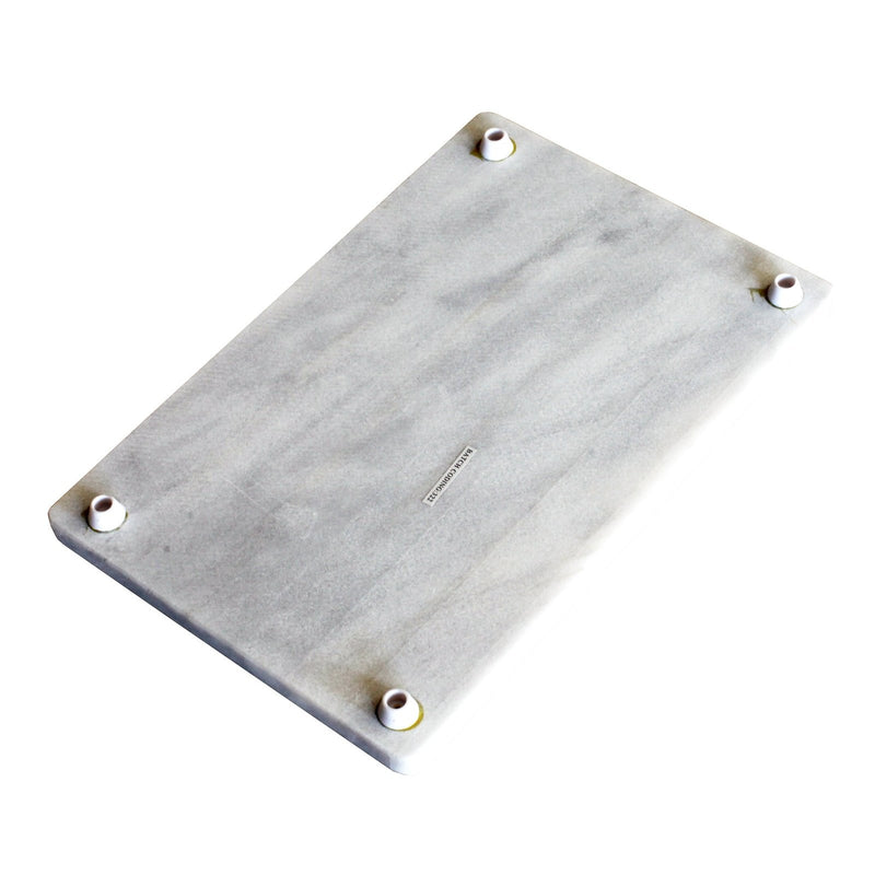 Judge Marmorialusta 30x20 - Marmorinen leivonta-alusta, jossa liukuestejalat vakaata käyttöä varten keittiössä.