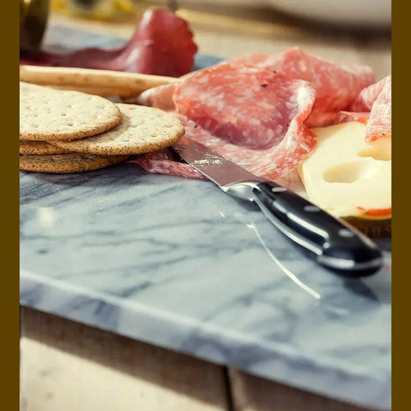 Judge Marmorialusta 30x20 - Marmorinen leivonta-alusta käytössä juustojen ja leikkeleiden tarjoilualustana.