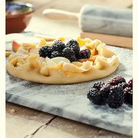 Judge Marmorialusta 30x20 - Marmorinen leivonta-alusta marjapiirakan valmistuksessa, viileä pinta säilyttää taikinan koostumuksen.