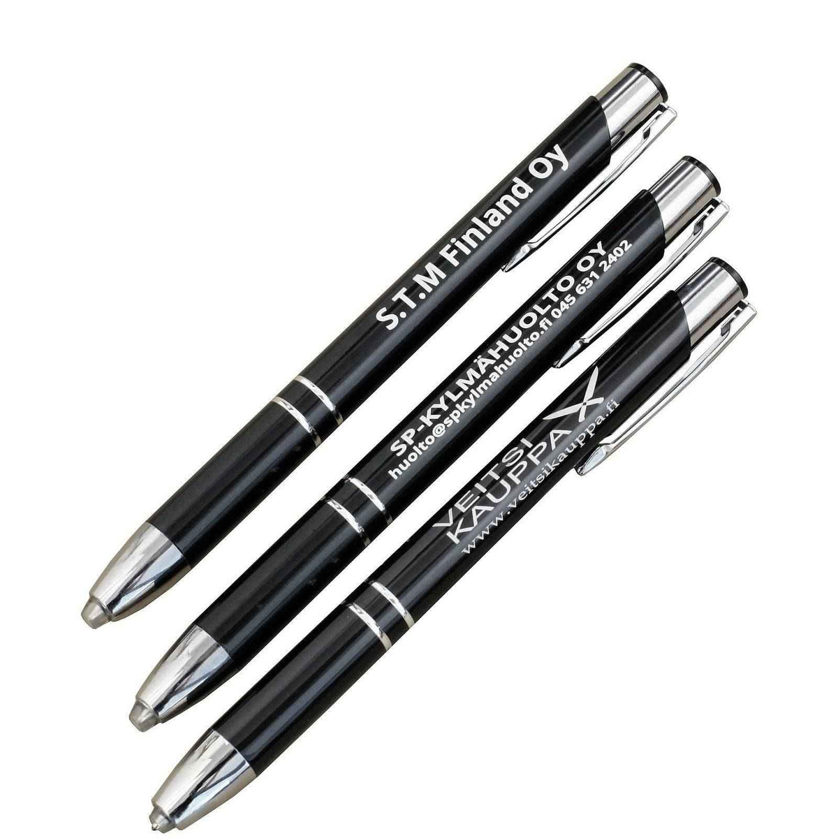 Kuulakärkikynä valolla ja kaiverruksella, 20 kpl. Musta kynä metallisella klipsillä, kaiverrusmahdollisuus ja tyylikäs muotoilu.