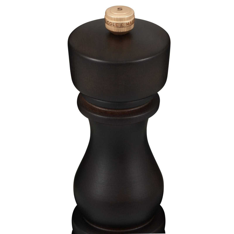 London Suolamylly, tumman ruskea pyökkipuu, lähikuva yläosasta, jossa puinen nuppi ja kaiverrettu 'S'.