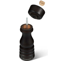 London Suolamylly avattuna, esillä täyttömekanismi ja keraaminen koneisto, tumman ruskea pyökkipuu.