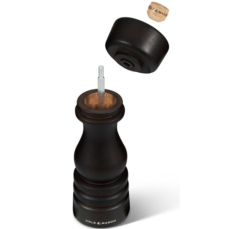 London Suolamylly avattuna, esillä täyttömekanismi ja keraaminen koneisto, tumman ruskea pyökkipuu.