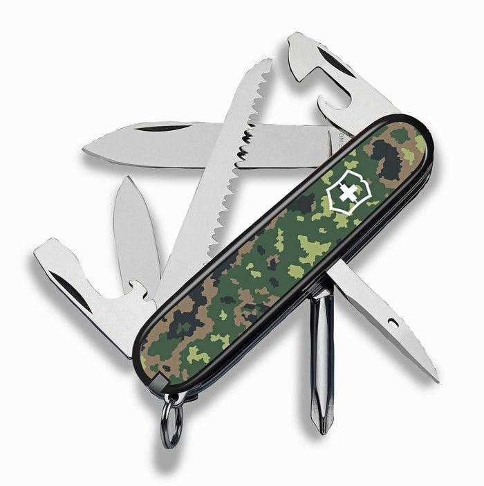 Victorinox Hiker 05 linkkuveitsi, camo-kuvioitu kahva, 13 toimintoa, avattuna, sisältää sahan, veitsen ja ruuvimeisselin.
