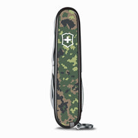 Victorinox Hiker 05 linkkuveitsi, camo-kuvioitu kahva, suljettuna, kompakti ja kevyt retkeilyyn ja päivittäiseen käyttöön.