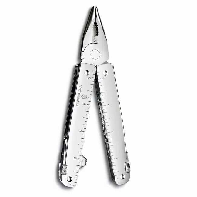 Victorinox Swiss Tool MX - Monitoimityökalu yhdellä kädellä suljettuna, esittelee pihdit ja mittaviivat molemmilla kahvoilla.